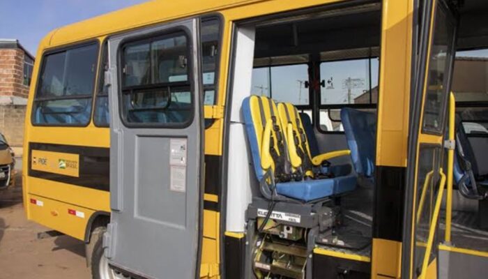 Alunos cadeirantes de Buenos Aires ganham transporte escolar adaptado com elevador