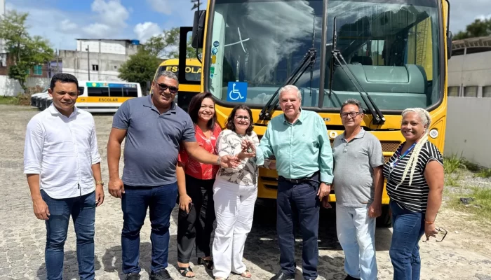 Prefeito Henrique Queiroz recebe novo ônibus escolar zero quilômetro para reforçar o transporte dos estudantes de Buenos Aires